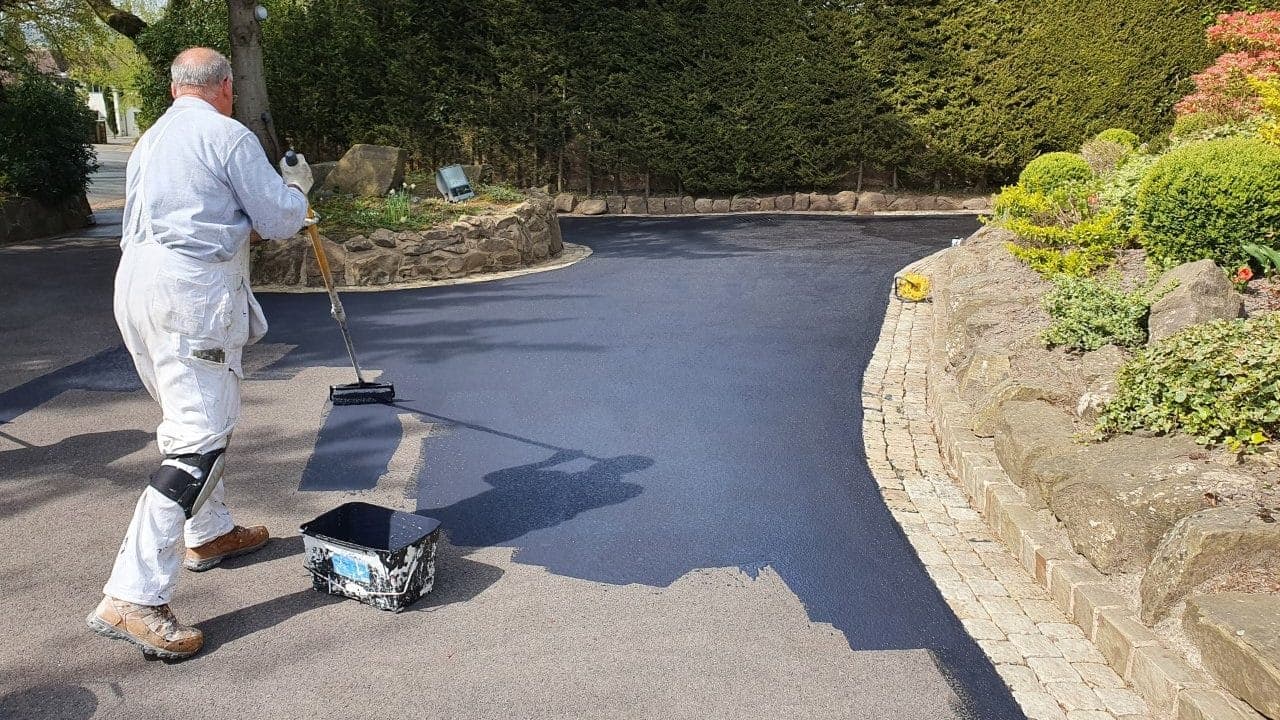 Clean geometric edge on a freshly finished driveway